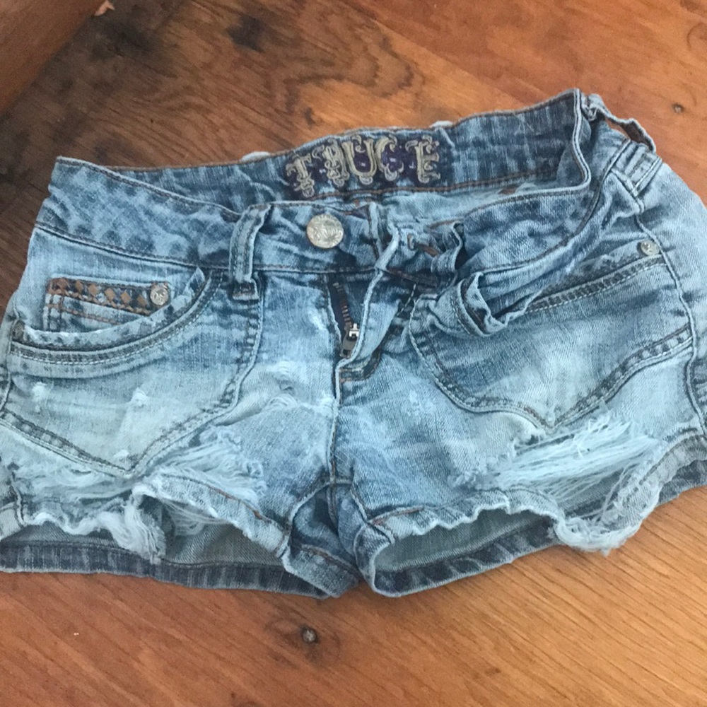 SIZE 1 TRUCE RIPPED SHORTS